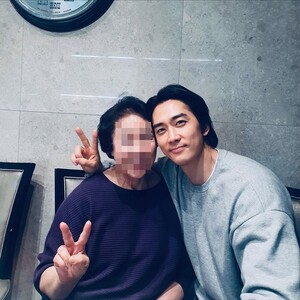 <b>송승헌</b>, 모친상 <b>애도</b>…SNS에 남긴 뭉클한 사모곡