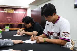 '전체 1순위 <b>박준현</b> 7억원'... 키움, 2026 신인선수 13명 전원 <b>계약 완료</b>