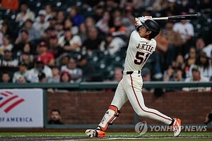 <b>이정후</b>, <b>2루타</b> 쳤지만 타점 인정 못받았다... SF는 4-3 신승