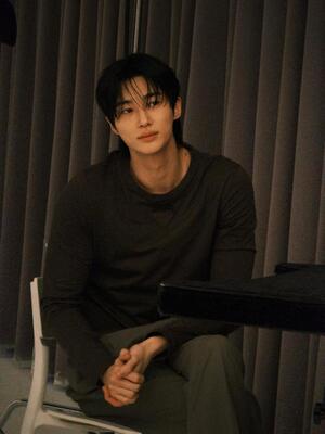 <b>변우석</b>, 190cm <b>모델 피지컬</b> '시크'…반전 귀염 매력[스한그램]