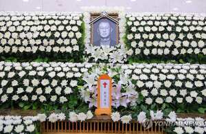 故 <b>전유성 빈소</b>, 최양락 '오열'→ '전처' 진미령 근조화환… 동료·후배...