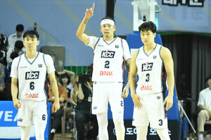 '슈퍼팀' <b>KCC</b>, '4년 꼴찌' 삼성 겨우 이겼다[프로농구 개막전]