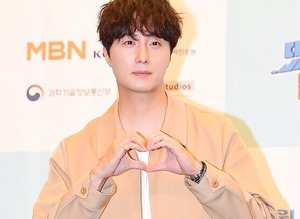 <b>정일우</b> <b>열애설</b>, 女 <b>CEO</b> 정체에 쏠린 관심…바자회 인연 '눈길'