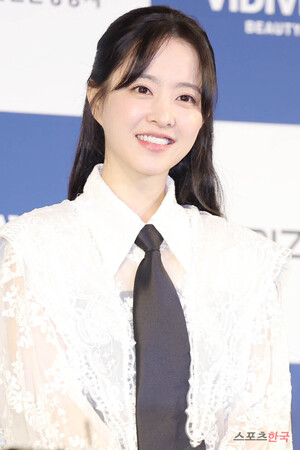 <b>박보영</b>, '협찬 스타킹' 못 신어 출입 제지?… '<b>유방암 캠페인</b>', '술파티...