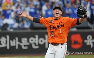 폰세 6실점 지운 <b>타선</b>-문동주 161.6km <b>폭발</b>… <b>한화</b> KS행 76.5% 잡았다[PO1...