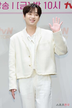 <b>이찬원</b>, '가요광장'서 정규 2집 라이브 최초 공개… 찬란한 '힐링' 선사