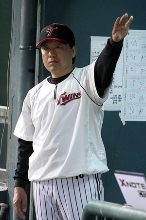 '1990 LG 우승 멤버' <b>김재박</b>, KS 1차전 <b>시구</b> 나선다