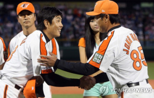 한화 '영구결번' <b>정민철</b>-<b>장종훈</b>, KS 5차전 <b>시구</b>-<b>시타</b>[KS5]