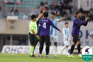 PK 막혀도 몰아친 <b>안양</b>, <b>울산</b>은 퇴장으로 자멸했다 [<b>안양</b>에서]