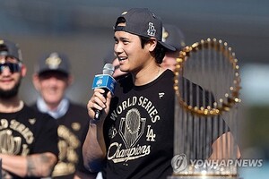 화려한 <b>우승 퍼레이드</b> 진행한 LAD… 오타니는 WS 3연패 도전 선언