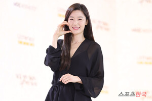 <b>전지현</b>, 이병헌과 만남 불발…"'<b>코리언즈</b>' 출연 않기로 결정"