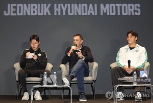 <b>전북</b> 포옛 감독 "주장 박진섭, 전세계 이런 리더 찾기 힘들다"