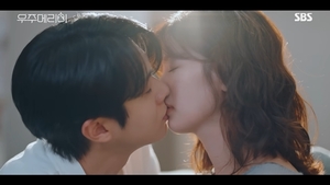 최우식정소민, 위장 결혼 발각 위기 속 폭풍 키스 ('<b>우주메리미</b>') [종...