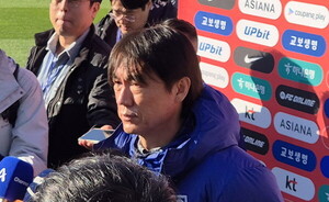 홍명보의 당부 "<b>조규성</b>에게 너무 <b>기대</b>하지 말아달라"