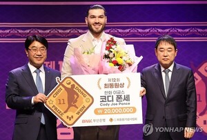 'MLB행 유력' <b>폰세</b>, 부산서 직접 <b>최동원상</b> 수상
