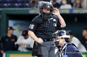 <b>오심</b>에 도쿄돔 로컬룰 숙지도 미숙… MLB 첫 女심판이 망친 한일전
