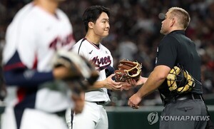 '천하의 日이 노히트로 쩔쩔'… '19세' <b>정우주</b>, 대표팀 희망으로 떠오르...