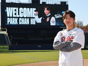 영입전 승자는 <b>두산</b>, FA <b>박찬호</b>와 4년 최대 80억원 <b>계약</b>