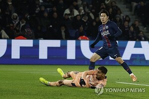 PSG 승리 이끈 <b>이강인</b>, <b>리그 1호골</b> 작렬… 평점 1위는 뺏겼다