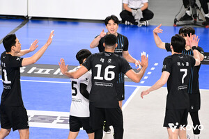 '<b>레오</b>-허수봉 20점 폭발' <b>현대캐피탈</b>, KB손해보험에 셧아웃승-2위 등극