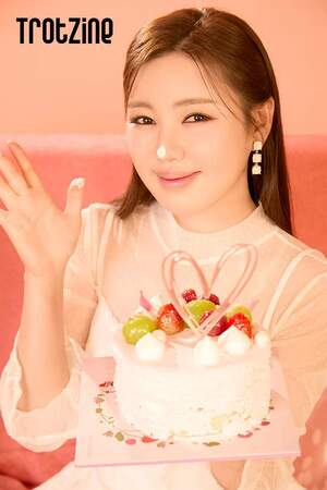 <b>송가인</b>, 단독 <b>커버</b> 주인공 됐다…특별한 생일 맞이