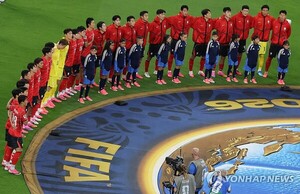 '생각보다 더 강력한 체코'… 韓, 0-0으로 전반 <b>하이드레이션 브레이크</b>...