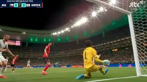 스로인 실점 또 할뻔 했는데… 한국 구한 <b>김승규</b> 슈퍼세이브