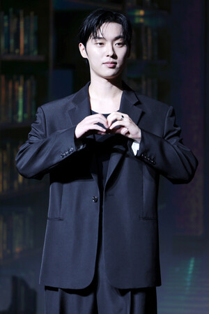 최현욱 '<b>맨 끝줄 소년</b>'