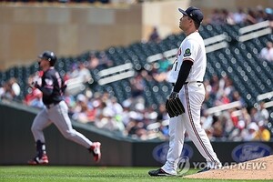'감격의 <b>MLB 데뷔</b>' MIN <b>고우석</b>, CLE 상대 1이닝 1실점... 팀은 패배