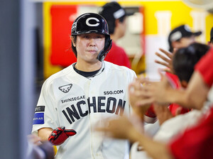 '살아있는 역사 제조기' <b>최정</b>, KBO 최초 11시즌 연속 <b>20홈런</b>-최연소 1000...