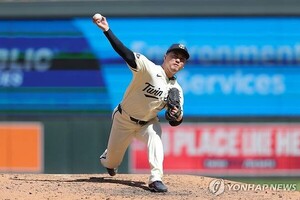 실화인가… '대충격' <b>고우석</b>, 글러브 <b>이물질</b>로 <b>퇴장</b>[스한 이슈人]