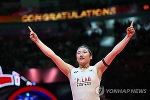 10-10서 연속 9득점… '압도적' <b>안세영</b>, 中 한웨 꺾고 세계선수권 <b>4강</b> 진...