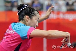 '女 <b>단식</b>은 노메달 위기' <b>신유빈</b>, <b>8강</b>서 '세계랭킹 1위' 중국 왕만와 격...